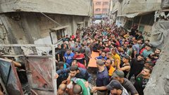 طيران الاحتلال يدمر عدة منازل في مخيم جباليا على رؤوس ساكنيها