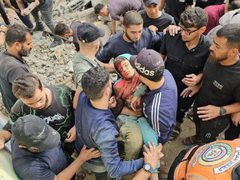 طيران الاحتلال يدمر عدة منازل في مخيم جباليا على رؤوس ساكنيها