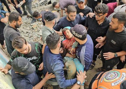 طيران الاحتلال يدمر عدة منازل في مخيم جباليا على رؤوس ساكنيها