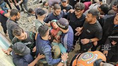 طيران الاحتلال يدمر عدة منازل في مخيم جباليا على رؤوس ساكنيها