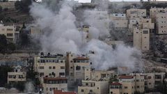 لحظة تفجير الاحتلال منزل عائلة الشـهـيد خـيري علقـم في حي الشياح بالقدس.