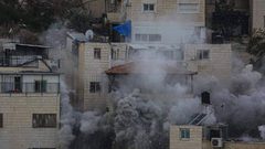 لحظة تفجير الاحتلال منزل عائلة الشـهـيد خـيري علقـم في حي الشياح بالقدس.