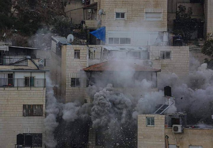 لحظة تفجير الاحتلال منزل عائلة الشـهـيد خـيري علقـم في حي الشياح بالقدس.