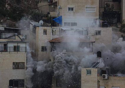 لحظة تفجير الاحتلال منزل عائلة الشـهـيد خـيري علقـم في حي الشياح بالقدس.