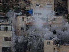 لحظة تفجير الاحتلال منزل عائلة الشـهـيد خـيري علقـم في حي الشياح بالقدس.
