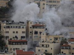 لحظة تفجير الاحتلال منزل عائلة الشـهـيد خـيري علقـم في حي الشياح بالقدس.