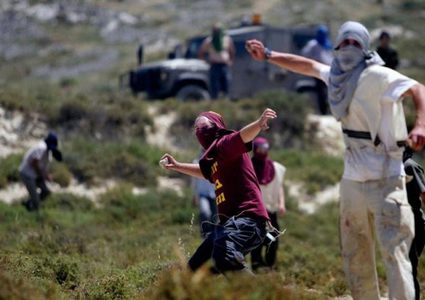 مستوطنون يعتدون على مواطن جنوب نابلس