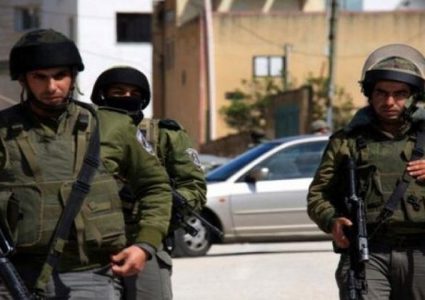 طوباس: الاحتلال يصيب مواطنين ويعتقل آخر خلال اقتحامه مخيم الفارعة