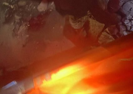 من أمام المنزل الذي استهدفه طيران الاحتلال في مخيم بلاطة شرق نابلس.