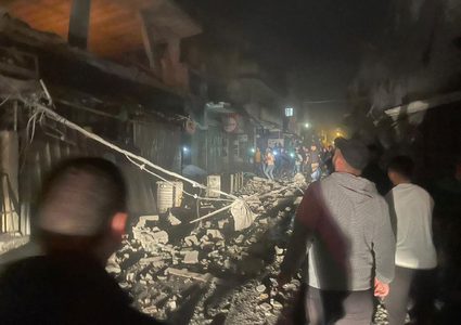 من أمام المنزل الذي استهدفه طيران الاحتلال في مخيم بلاطة شرق نابلس