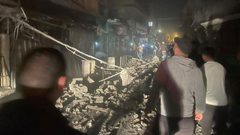 من أمام المنزل الذي استهدفه طيران الاحتلال في مخيم بلاطة شرق نابلس.