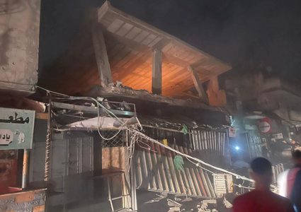 من أمام المنزل الذي استهدفه طيران الاحتلال في مخيم بلاطة شرق نابلس.