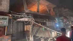 من أمام المنزل الذي استهدفه طيران الاحتلال في مخيم بلاطة شرق نابلس.