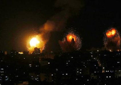 الاحتلال يقصف مسجدا ومركزا ثقافيا ومنازل وسط وجنوب القطاع