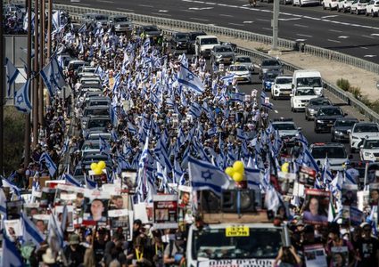 آلاف الإسرائيليين يتظاهرون قبالة مكتب نتنياهو