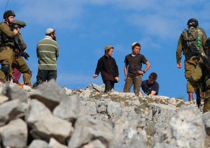 مستوطنون يهاجمون مواطنين ويستولون على معداتهم في مسافر يطا