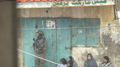 قوات الاحتلال تحتجز أطفال وسيدات تحت الأمطار خلال اقتحام بلدة برقين قرب جنين