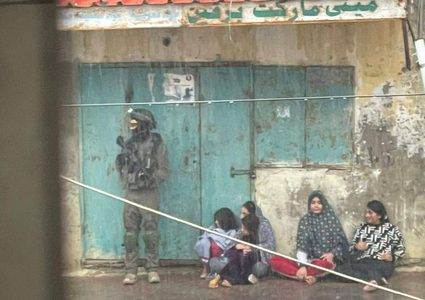 قوات الاحتلال تحتجز أطفال وسيدات تحت الأمطار خلال اقتحام بلدة برقين قرب جنين