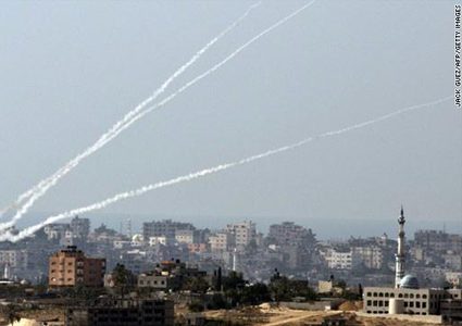 إحدى أكبر الرشقات الصاروخية.. صفارات الإنذار دوّت في 129 موقعا بـ"تل أبيب"