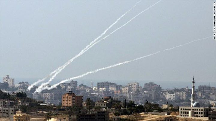 إحدى أكبر الرشقات الصاروخية.. صفارات الإنذار دوّت في 129 موقعا بـ"تل أبيب"