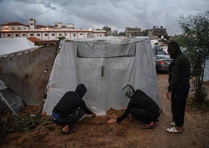 معاناة النازحين في الخيام بغزة في ظل المنخفض الجوي