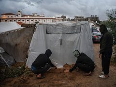 معاناة النازحين في الخيام بغزة في ظل المنخفض الجوي