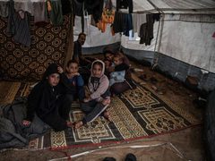 معاناة النازحين في الخيام بغزة في ظل المنخفض الجوي