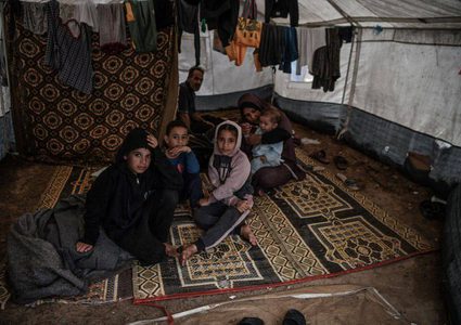 معاناة النازحين في الخيام بغزة في ظل المنخفض الجوي