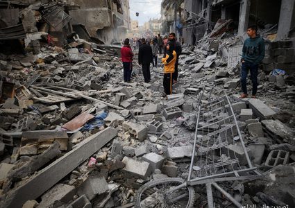 الاحتلال يدمر منازل في رفح ظهر اليوم.