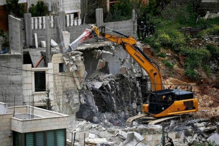 الاحتلال يهدم بناية سكنية من أربعة طوابق في الزعيم شرق القدس