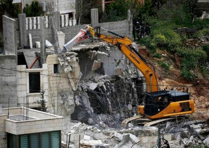 الاحتلال يهدم بناية سكنية من أربعة طوابق في الزعيم شرق القدس