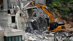 الاحتلال يهدم بناية سكنية من أربعة طوابق في الزعيم شرق القدس