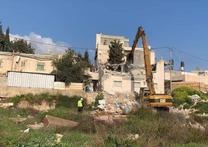 الاحتلال يهدم منزلا في بلدة العيسوية شمال شرق القدس المحتلة