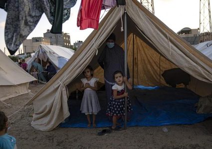 طبيب نازح من الشفاء إلى خانيونس يحذر من انتشار الأوبئة بين النازحين