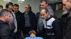 من وداع الشهيد معتز أنس في مستشفى رفيديا، والذي ارتقى برصاص الاحتلال في قرية بورين جنوب نابلس.