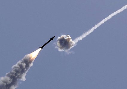 الحوثيون يستهدفون مواقع عسكرية في "إيلات" بدفعة من الصواريخ المجنحة