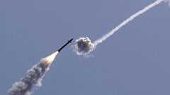 الحوثيون يستهدفون مواقع عسكرية في "إيلات" بدفعة من الصواريخ المجنحة