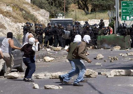 إصابة شاب خلال مواجهات في مخيم قلنديا واعتقال آخر في أبو ديس