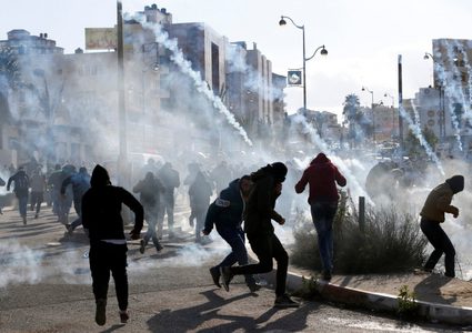 إصابة شاب خلال مواجهات مع الاحتلال في مخيم قلنديا واعتقال آخر في أبوديس