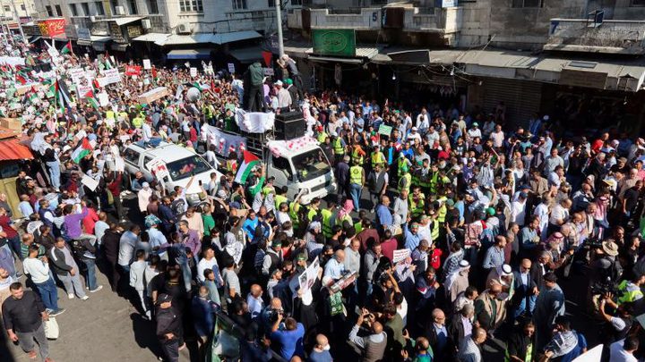 آلاف الأردنيين يشاركون بوقفات ومسيرات دعما لفلسطين للجمعة السابعة على التوالي