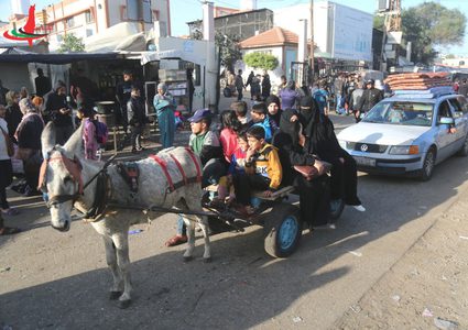 عائلات فلسطينية تعود إلى منازلها بعد سريان الهدنة المؤقتة في قطاع غزة