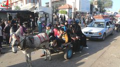 عائلات فلسطينية تعود إلى منازلها بعد سريان الهدنة المؤقتة في قطاع غزة