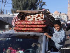 عائلات فلسطينية تعود إلى منازلها بعد سريان الهدنة المؤقتة في قطاع غزة