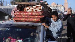 عائلات فلسطينية تعود إلى منازلها بعد سريان الهدنة المؤقتة في قطاع غزة