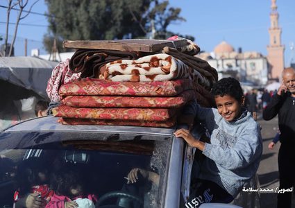 عائلات فلسطينية تعود إلى منازلها بعد سريان الهدنة المؤقتة في قطاع غزة