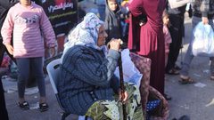 عائلات فلسطينية تعود إلى منازلها بعد سريان الهدنة المؤقتة في قطاع غزة