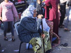 عائلات فلسطينية تعود إلى منازلها بعد سريان الهدنة المؤقتة في قطاع غزة