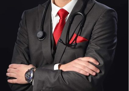 جماهير غفيرة في جنين تشيع جثمان الشهيد الطبيب شامخ أبو الرب إلى مثواه الأخير