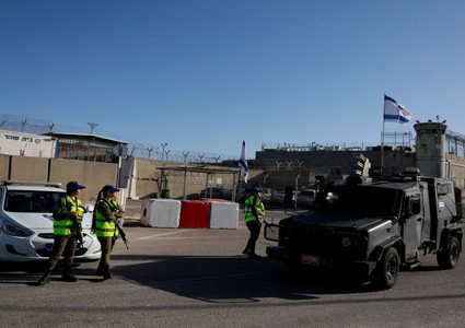 ثلاث إصابات برصاص الاحتلال قرب سجن "عوفر" غرب رام الله