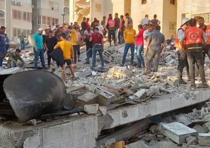 انتشال جثامين شهداء من تحت الأنقاض في حي الشجاعية